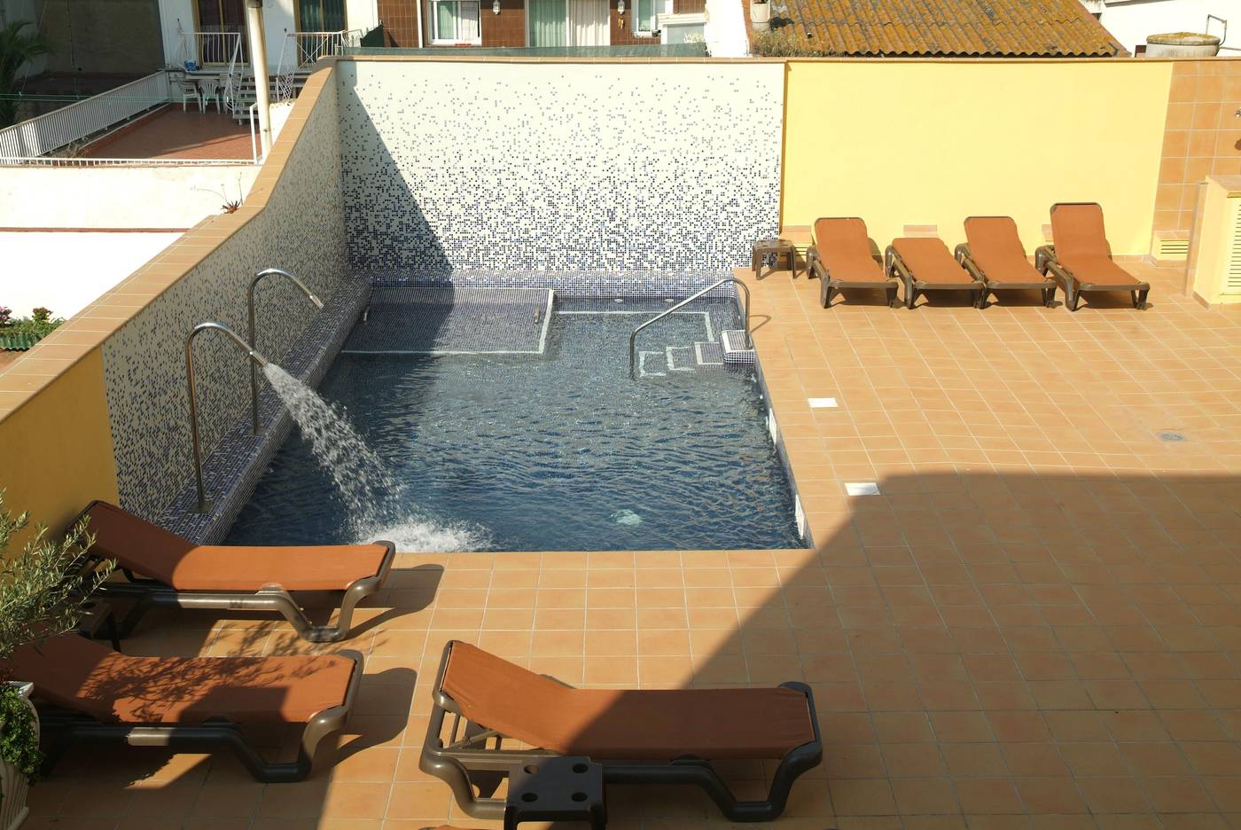 Apartamentos-Neptuno-Calella-Pool-7