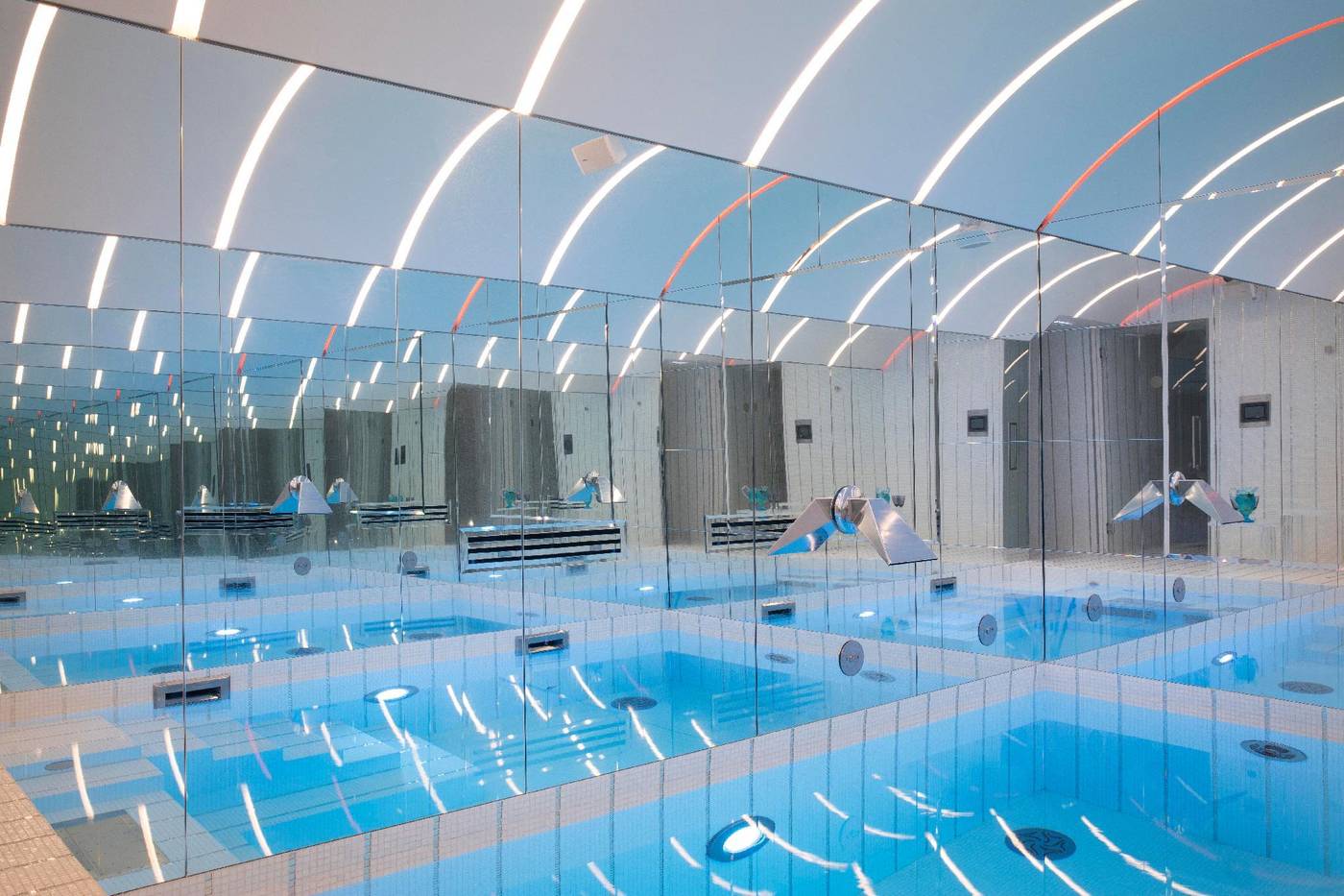 Hotel-Dress-Code-Pool-22