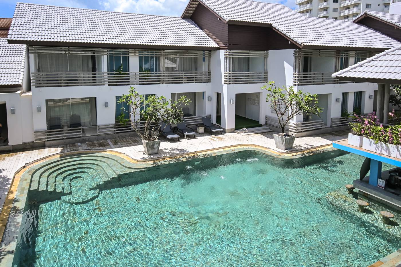 Ramada-by-Wyndham-Phuket-Southsea-Pool-2