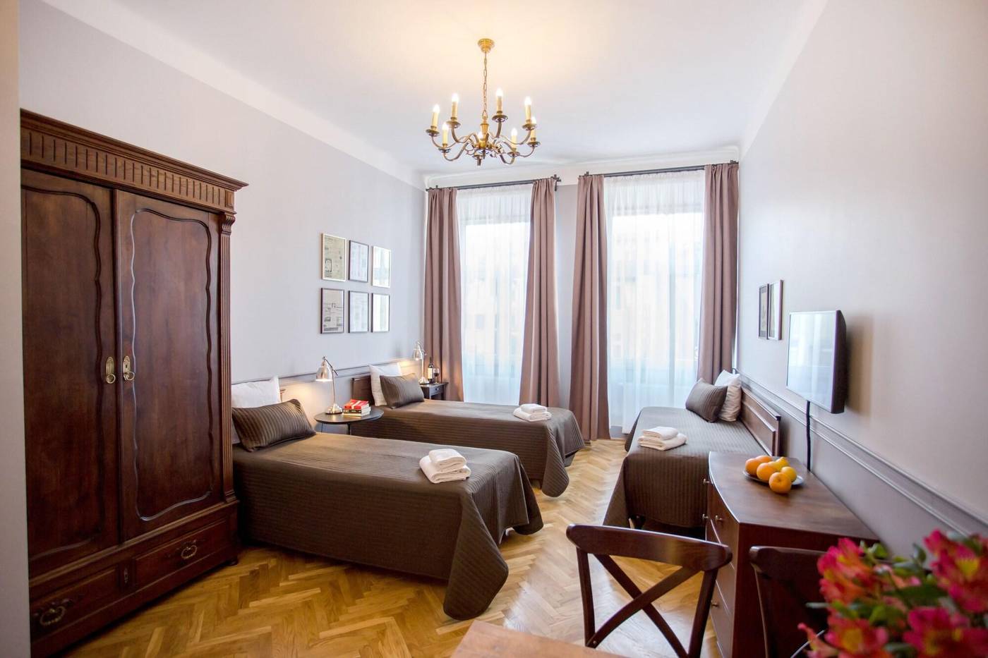 Scharffenberg-Apartments-Main-Square-Room-18