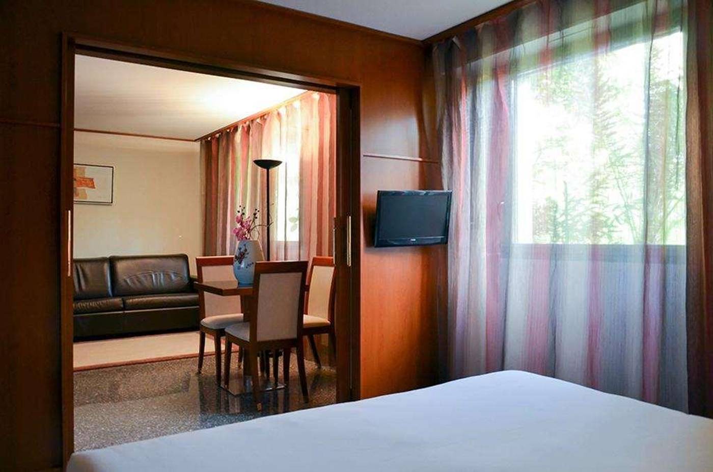 Goldstars-Resort---Suites-Room-18