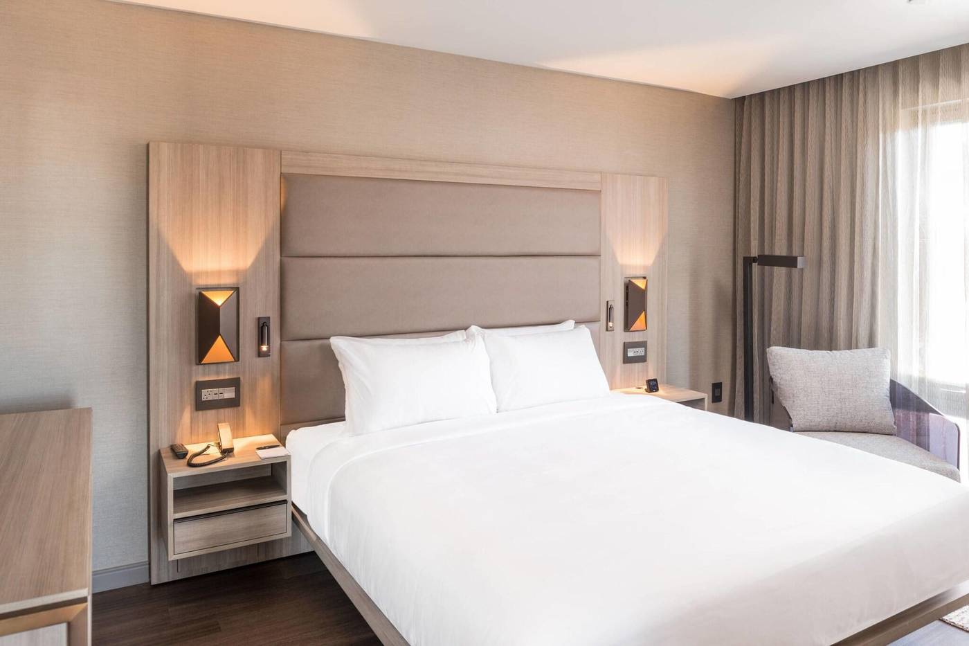 Ac-Hotel-By-Marriott-Boston-Cleveland-Circle-Room-26