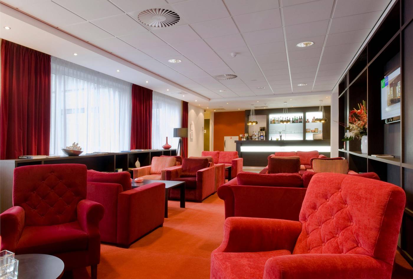 Holiday-Inn-Express-Amsterdam-Schiphol-Lobby-17