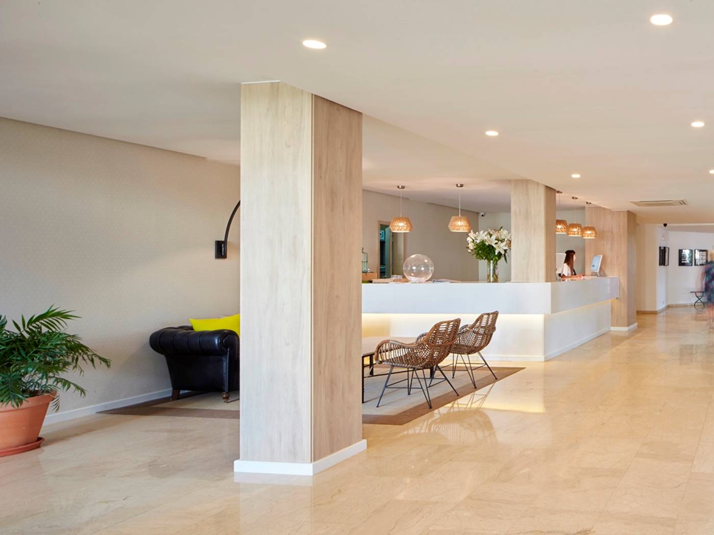 Tres-Torres-Lobby-59