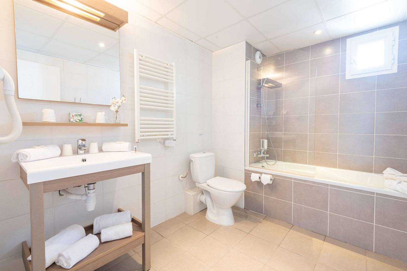 Comfort-Suites-Cannes-Mandelieu-Room-46