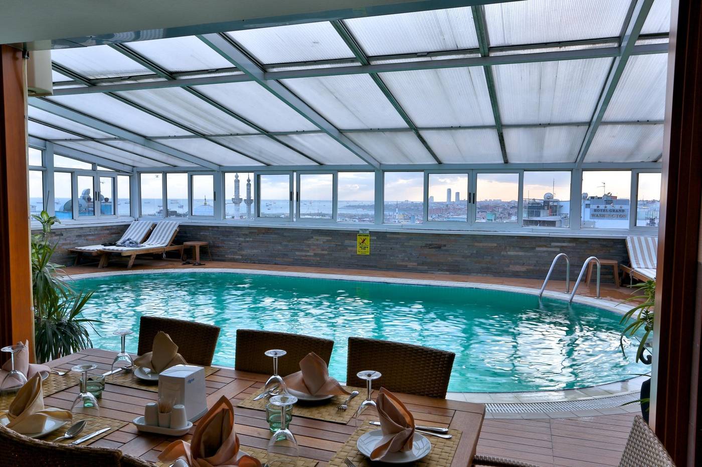 Hotel-Zurich-Istanbul-Pool-51