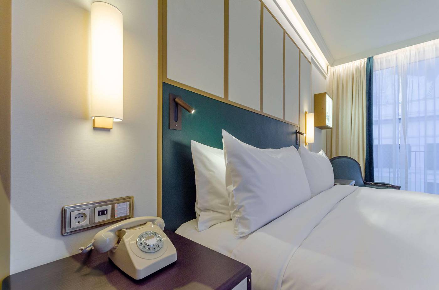 The-Emerald-House-Lisbon--Curio-Collection-by-Hilt-Room-52