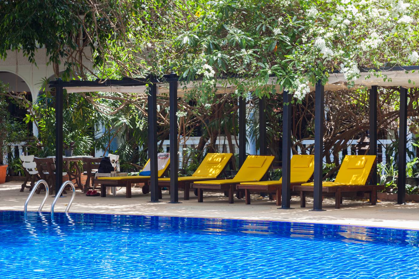Tropica-Bungalow-Hotel-Pool-8
