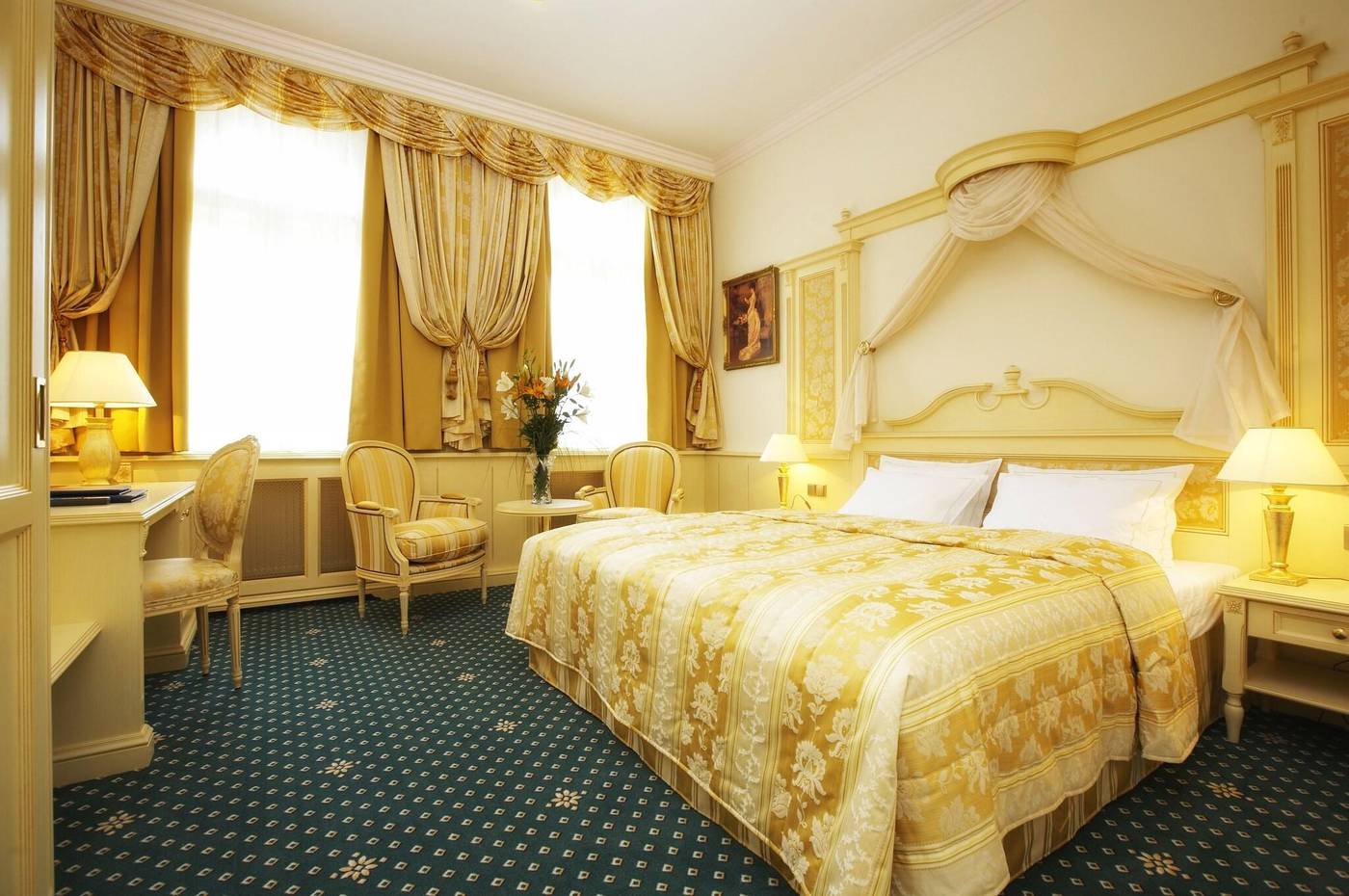 Luxury-Family-Hotel-Royal-Palace-Room-14