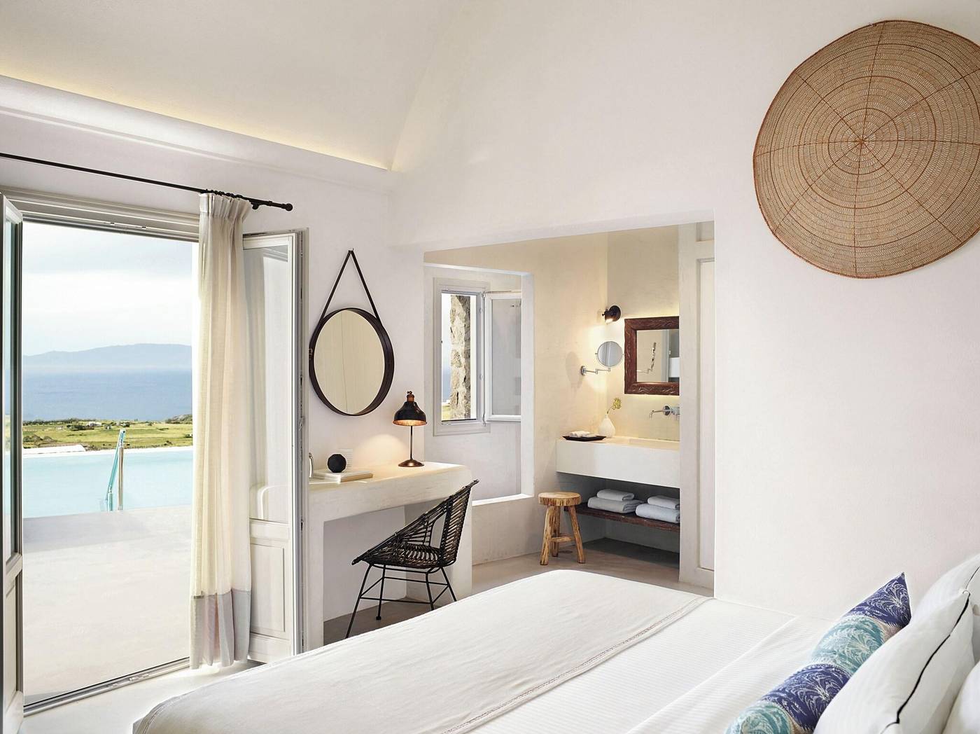 Santo-Maris-Oia--Luxury-Suites---Spa-Room-32