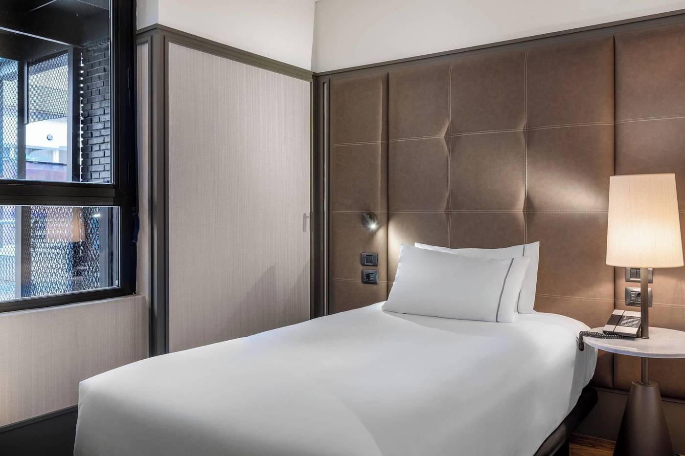 AC-Madrid-Avendia-de-America-Room-24