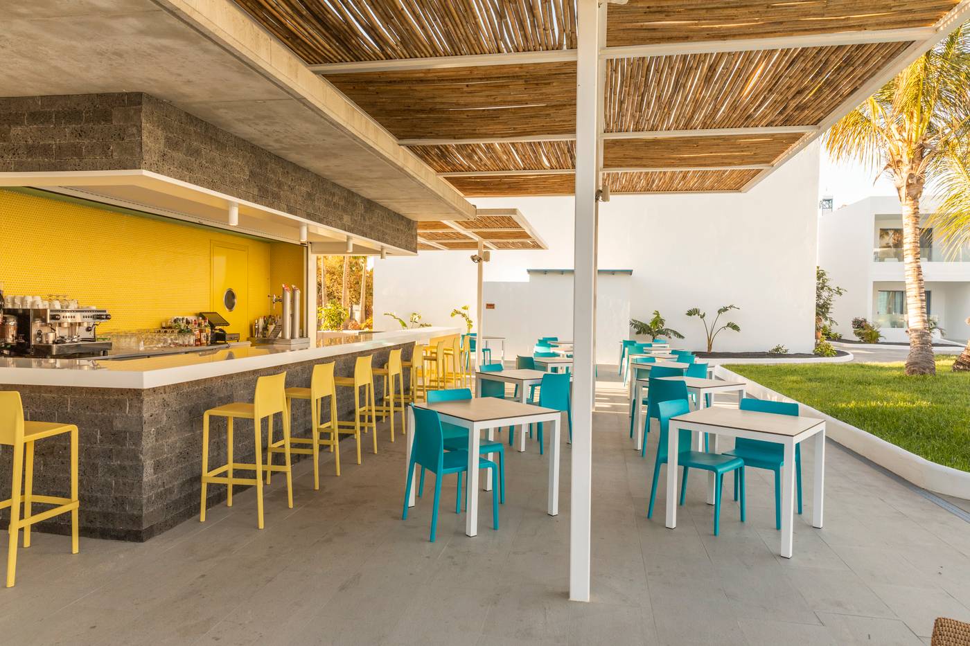 Oasis-Lanz-Beach-Mate-Bar-24