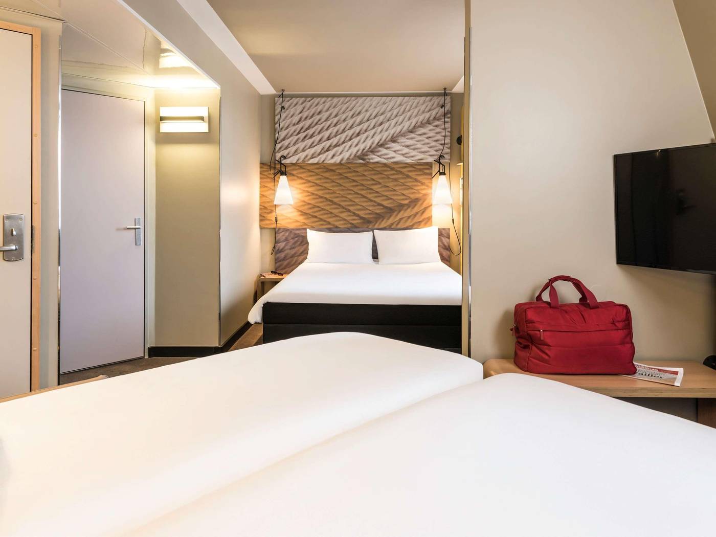 Ibis-Paris-Gare-du-Nord-Chateau-Landon-10th-Hotel-Room-19