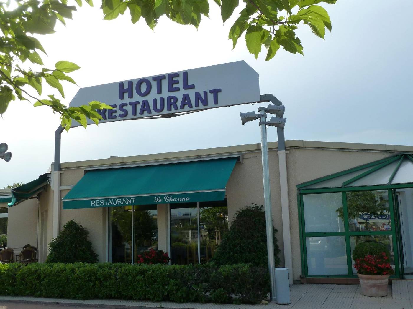 Hotel Restaurant Charme En Beaujolais - France - BELLEVILLE-EN-BEAUJOLAIS - General view - 3