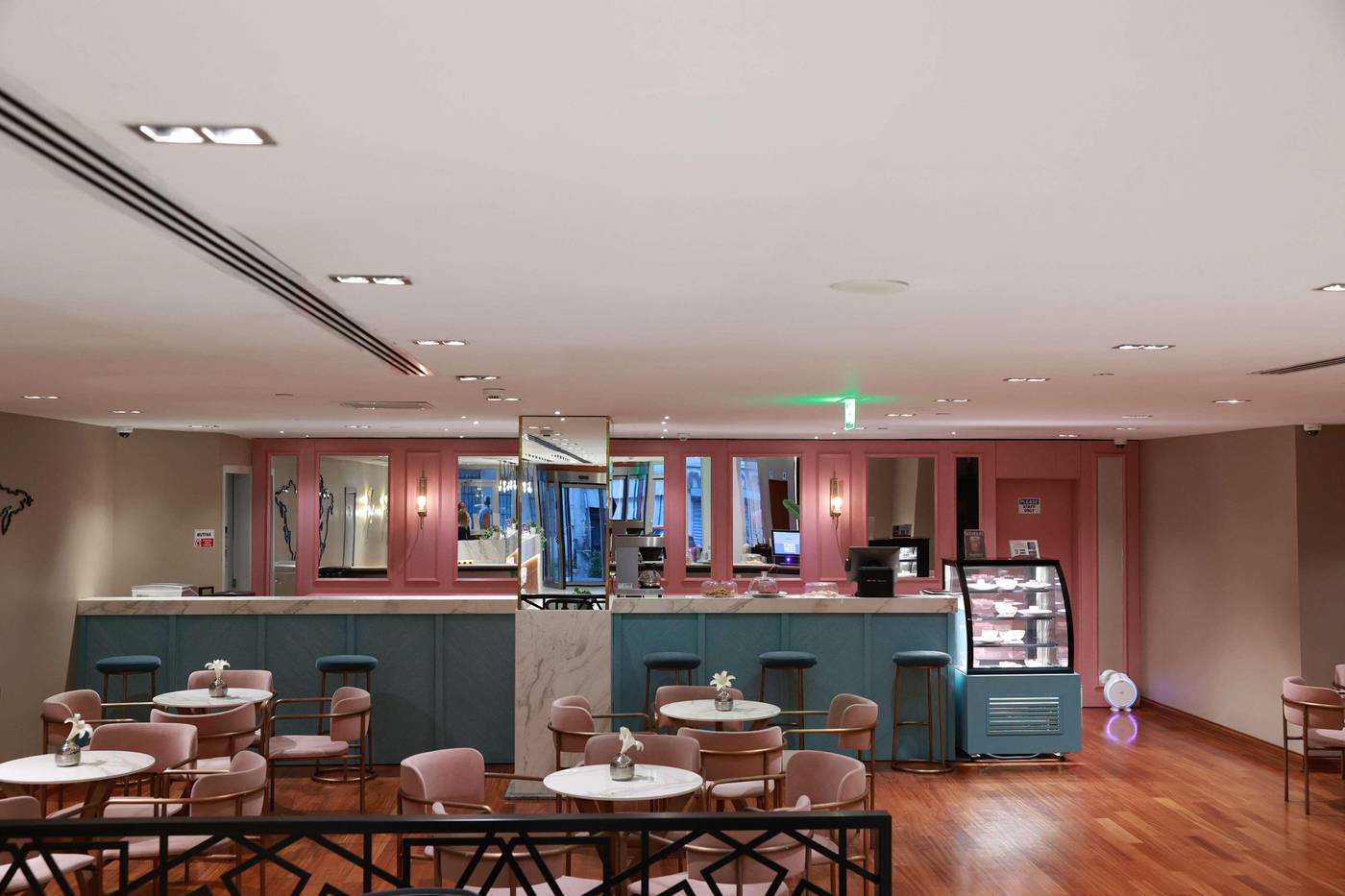 Nova-Plaza-Crystal-Hotel-Lobby-10