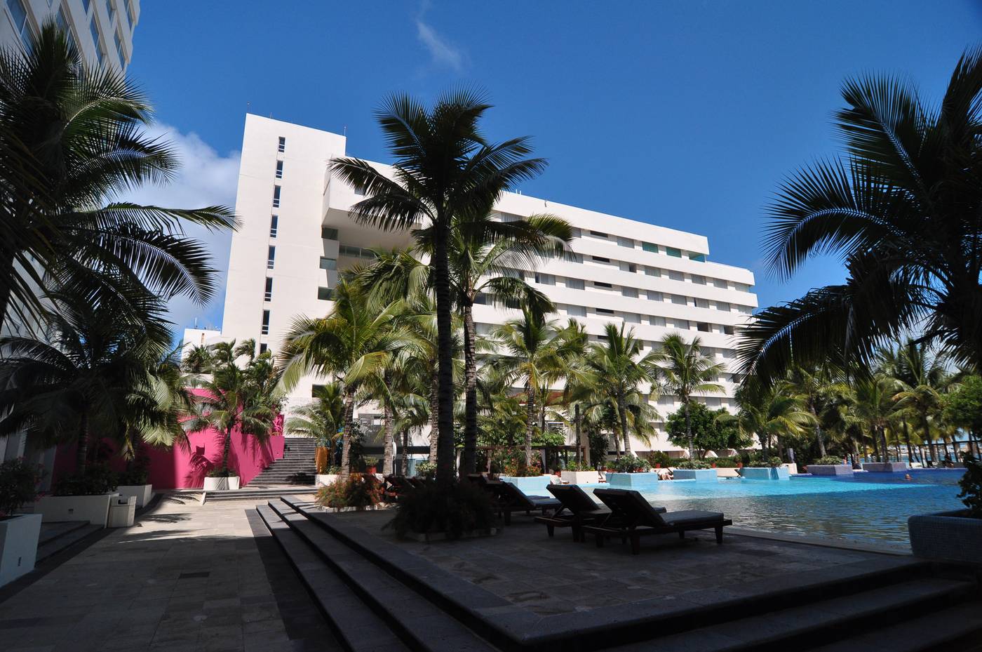 Grand-Oasis-Palm---All-Inclusive-Terrace-2