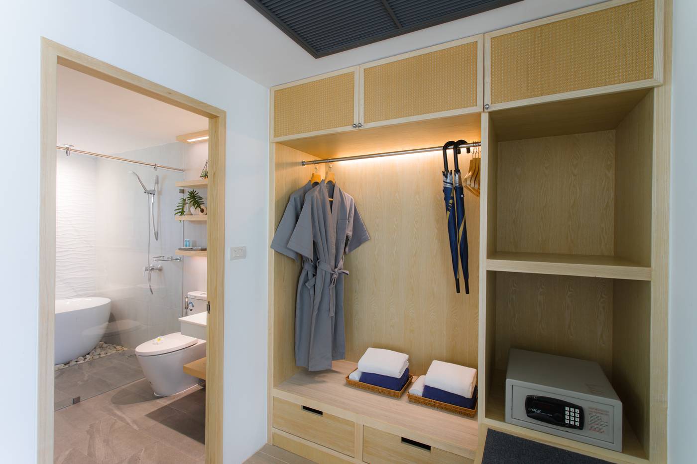 BLU-PINE-Villa---Pool-Access-Room-49