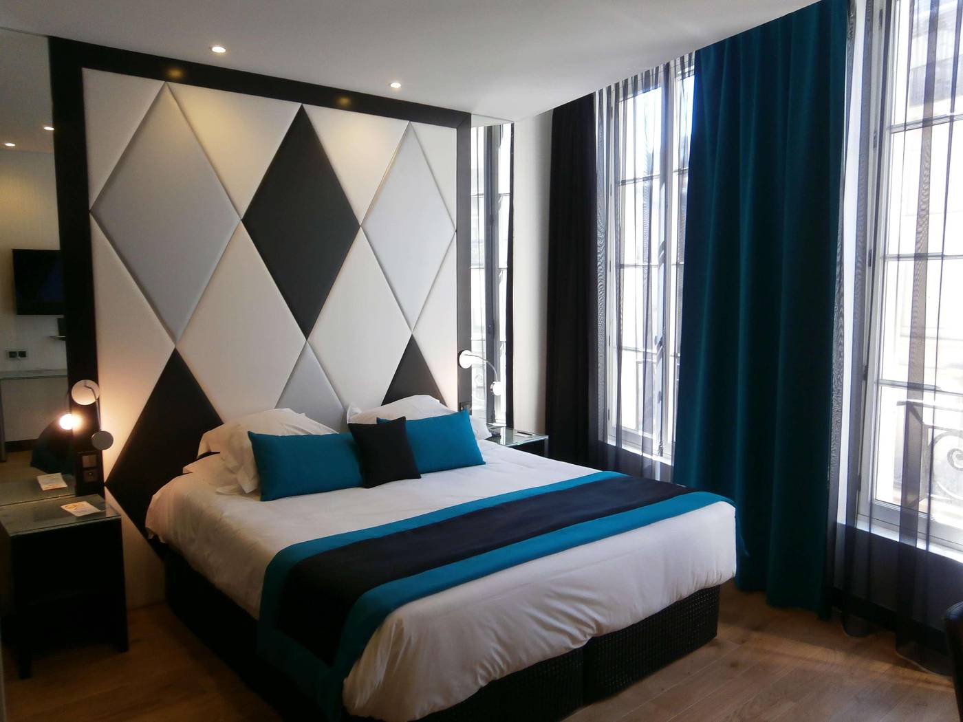 L-Empire-Paris-Room-25