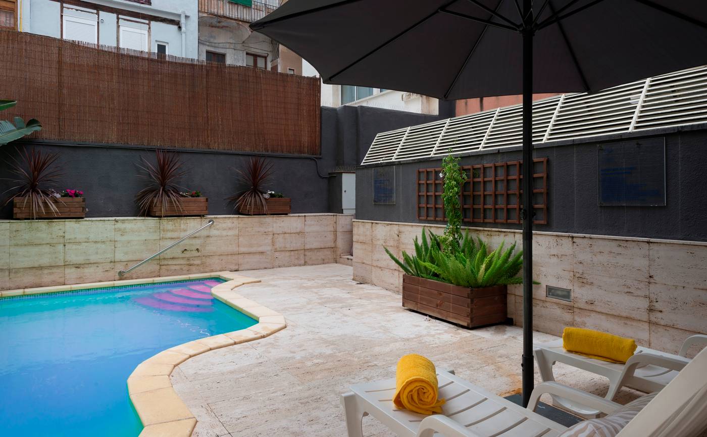 Alexandra-Aparthotel-Pool-2