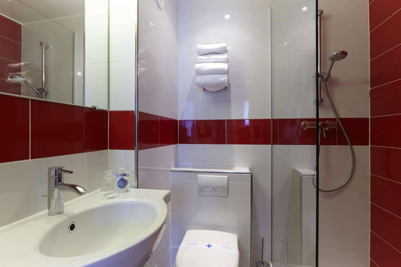 Kyriad-Par----s-10---Canal-Saint-Martin--R----publique-Room-53