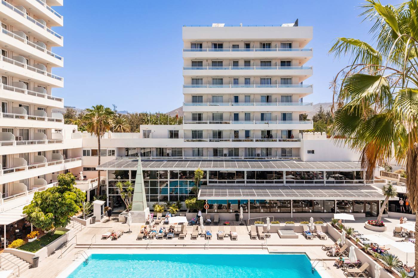 Catalonia-Oro-Negro-Pool-10