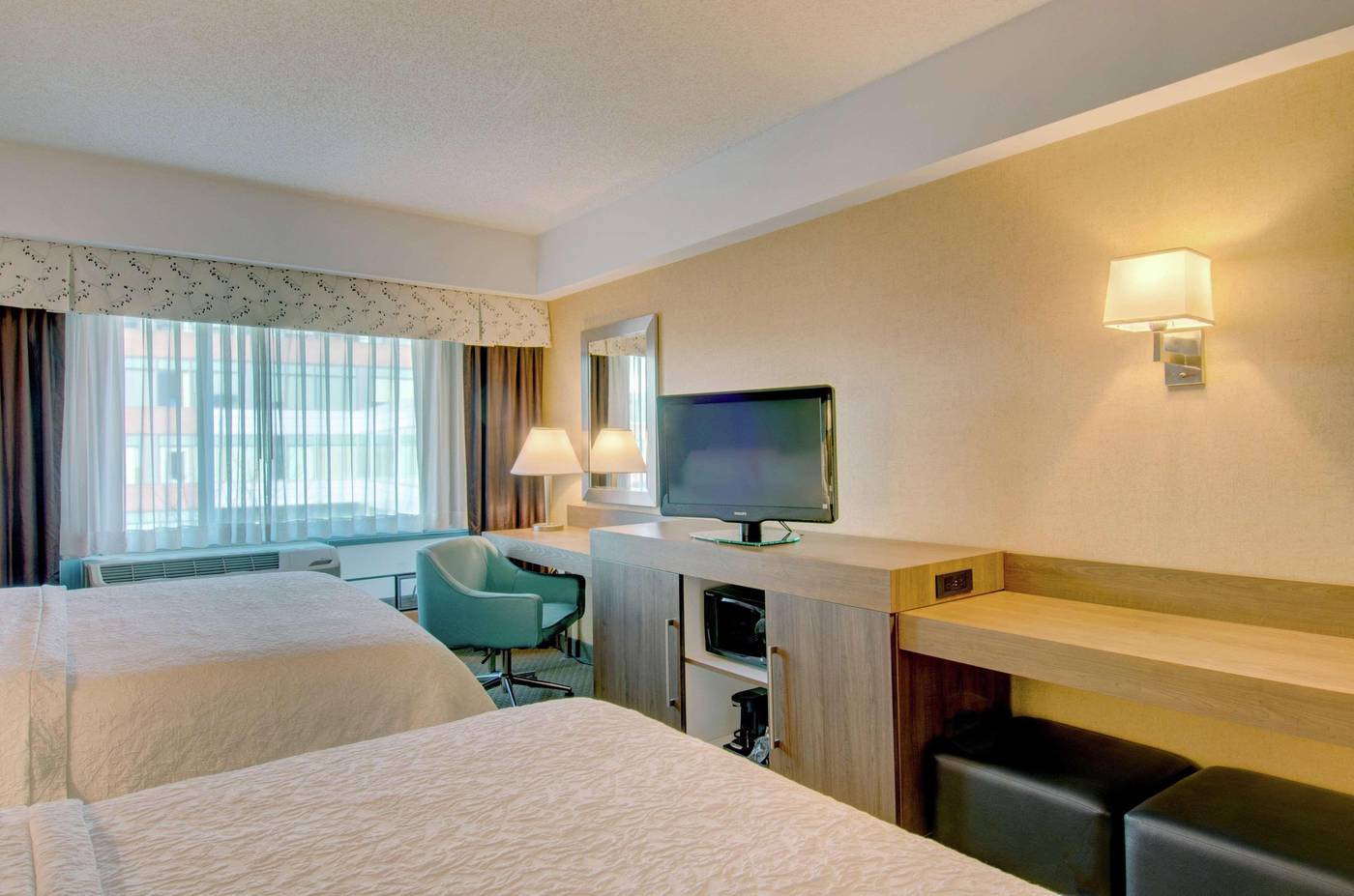 Hampton-Inn---Suites-Boston-Crosstown-Center-Room-14