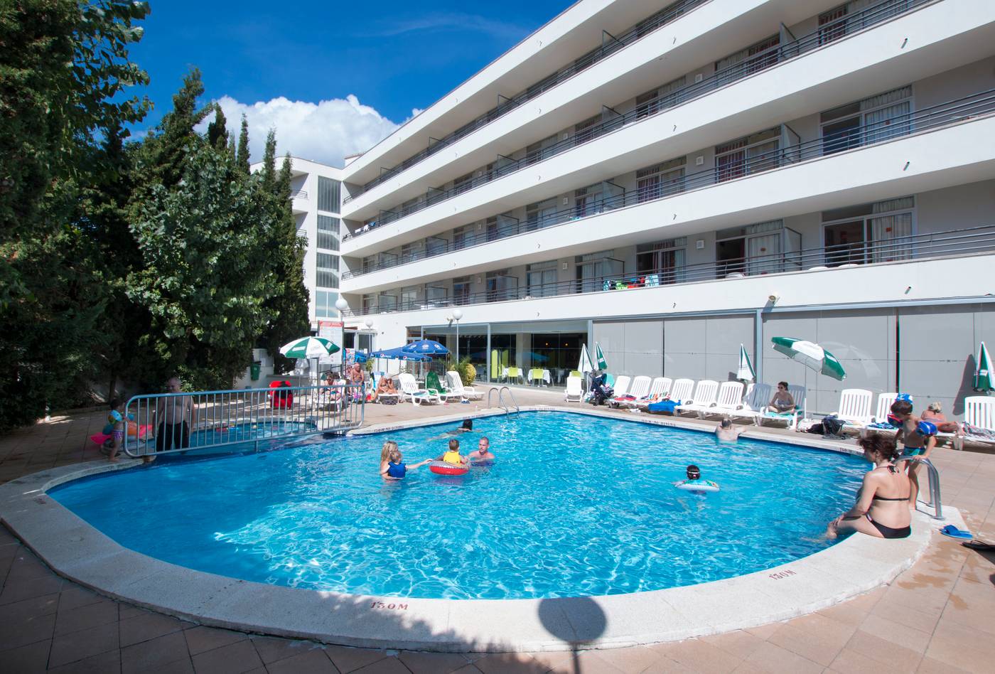 MedPlaya-Esmeraldas-Aparthotel-Pool-1