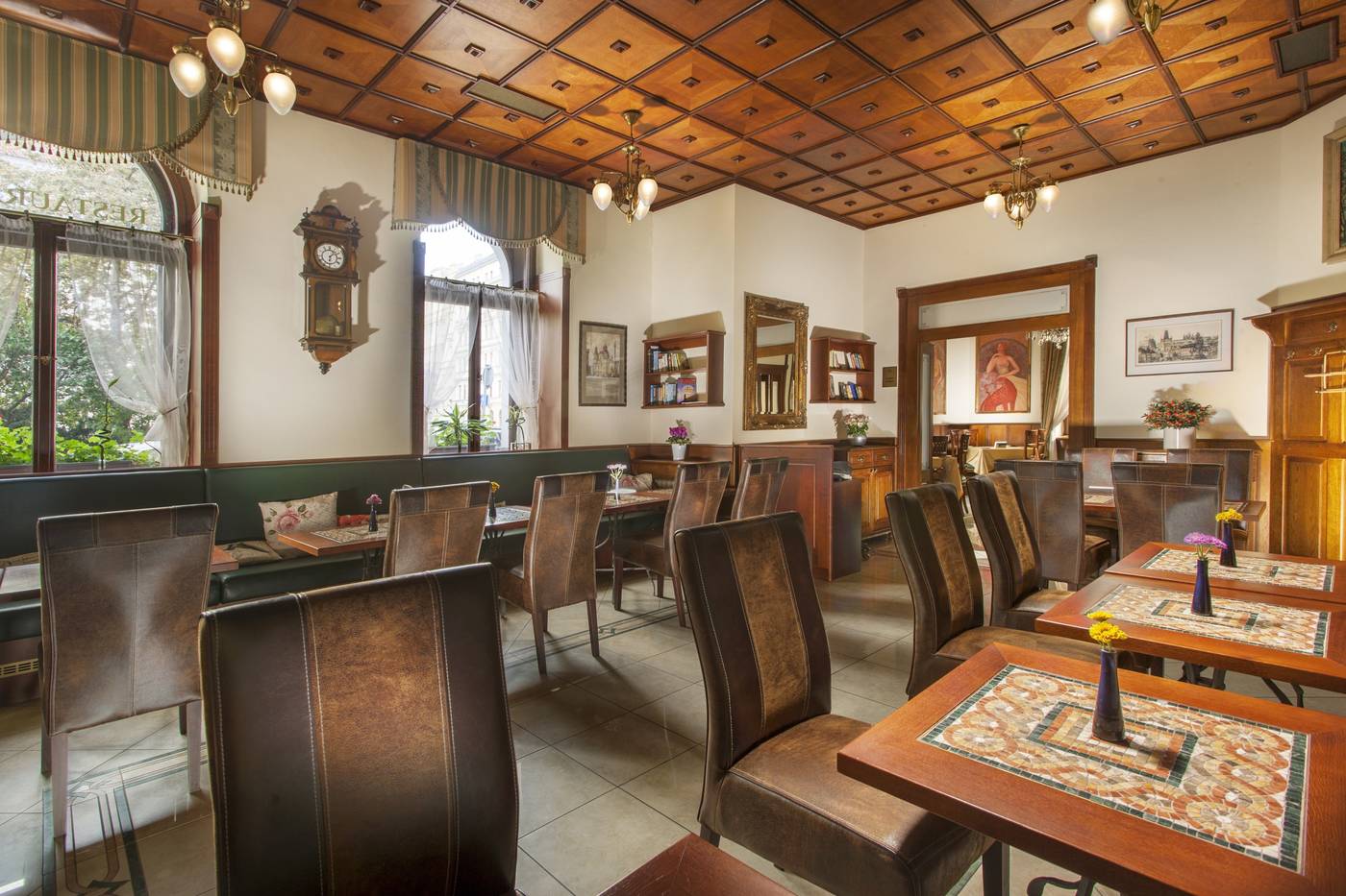 Green-Garden-Hotel-Lobby-39