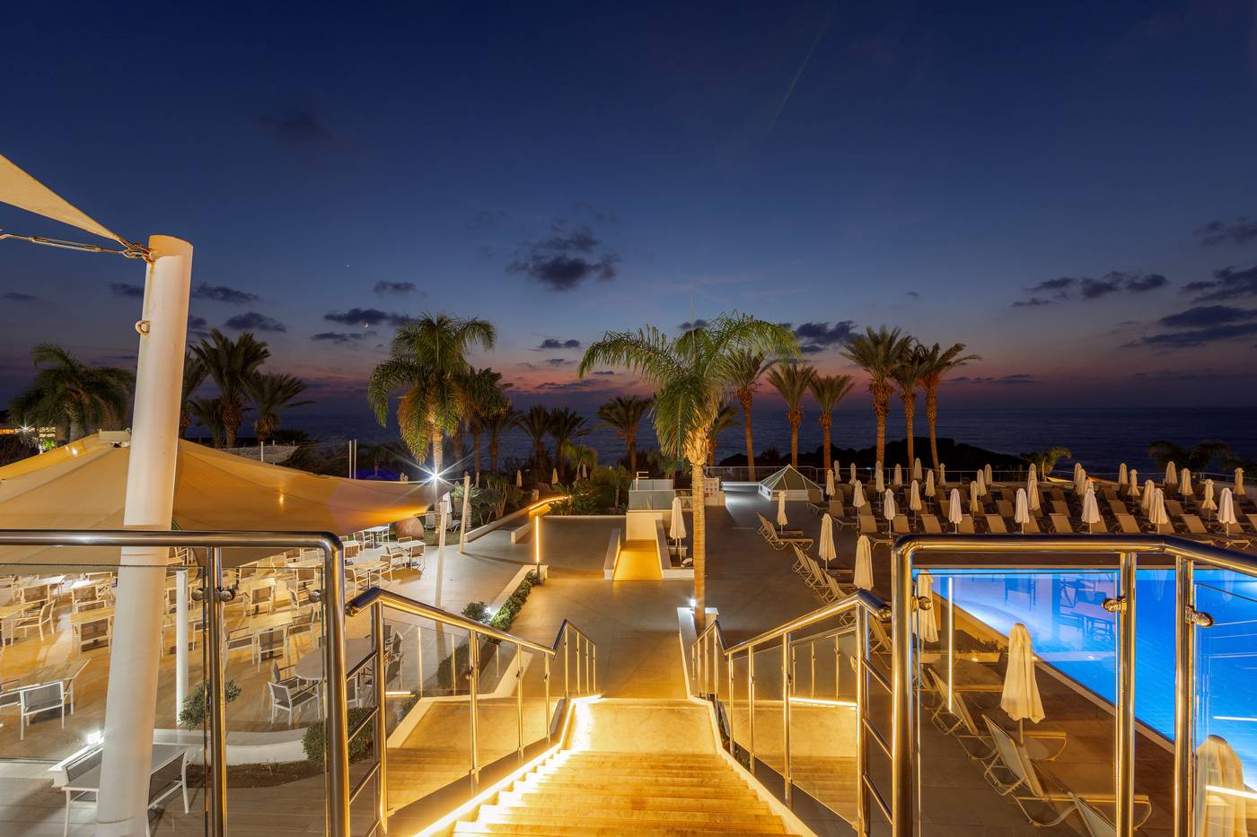 Queens-Bay-Hotel-Terrace-20