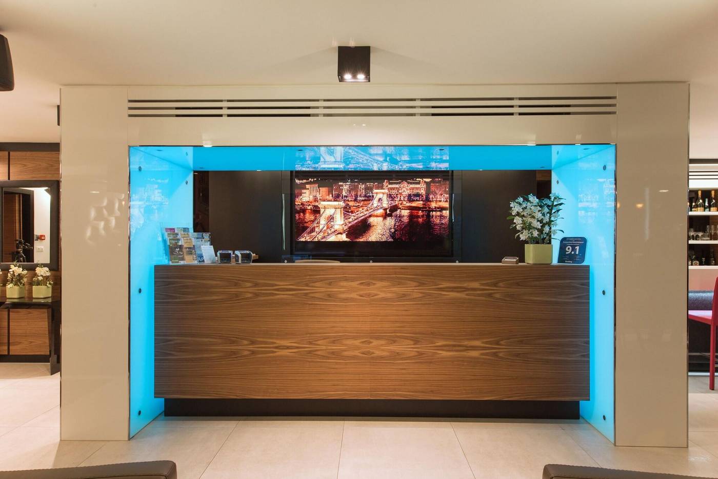 Boutique-Hotel-Victoria-Budapest-Lobby-14