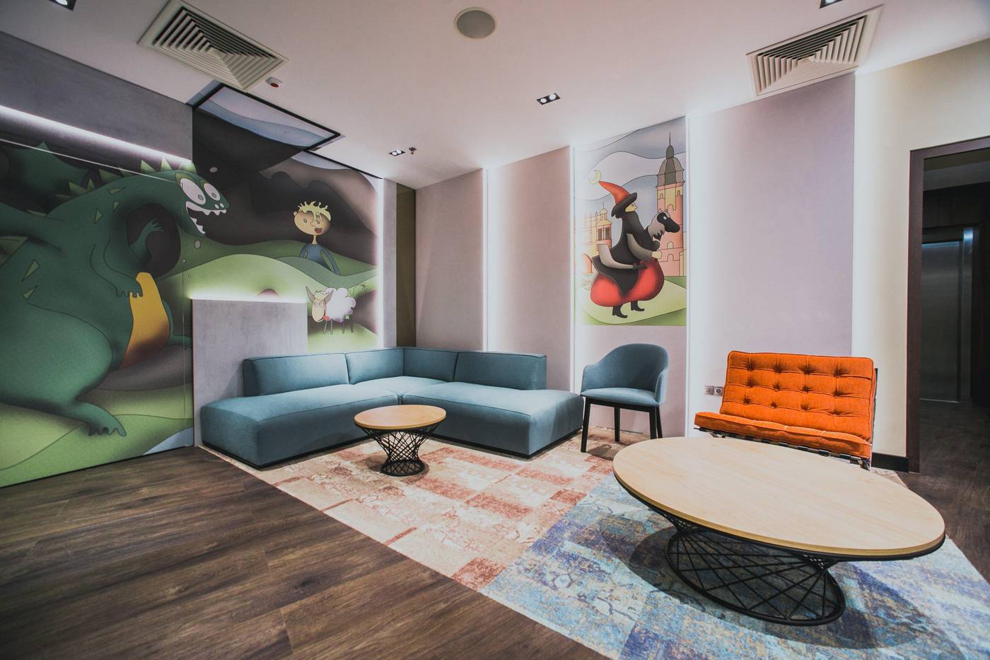 Holiday-Inn-Krakow-City-Centre-Lobby-13