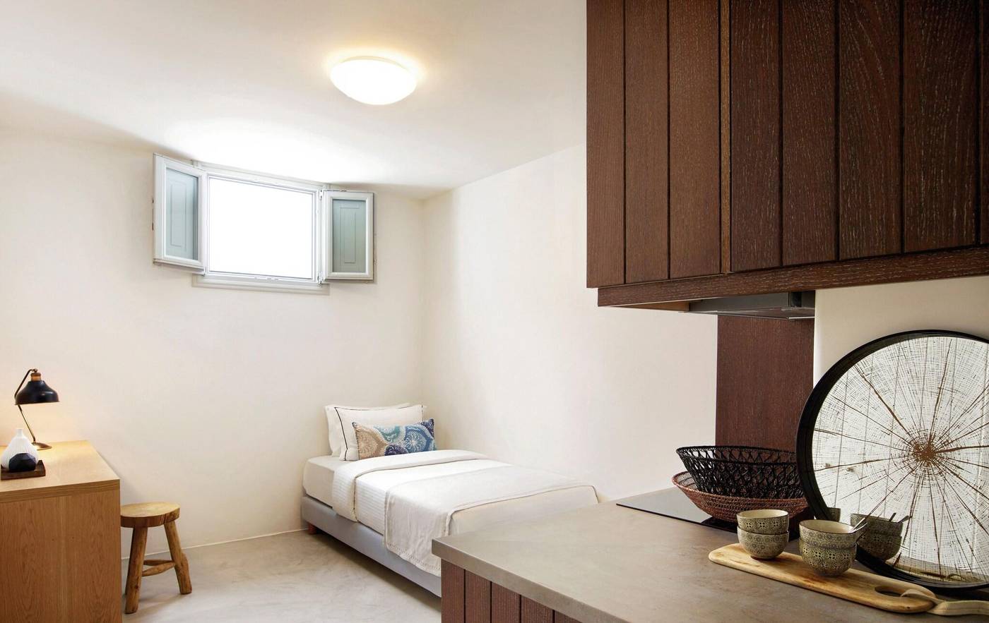 Santo-Maris-Oia--Luxury-Suites---Spa-Room-57