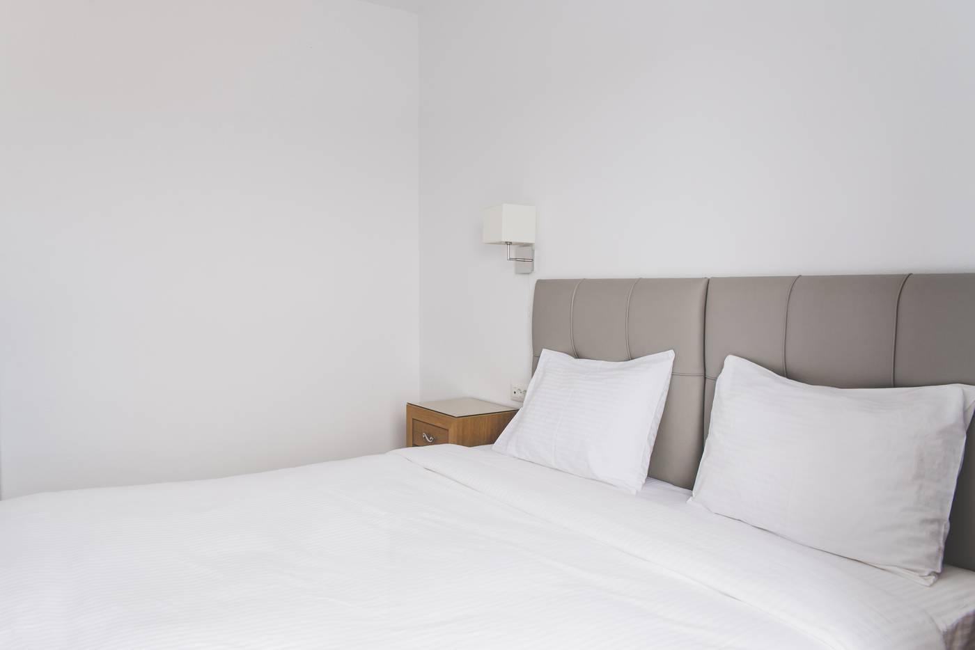 Super-Paradise-Hotel-Room-32