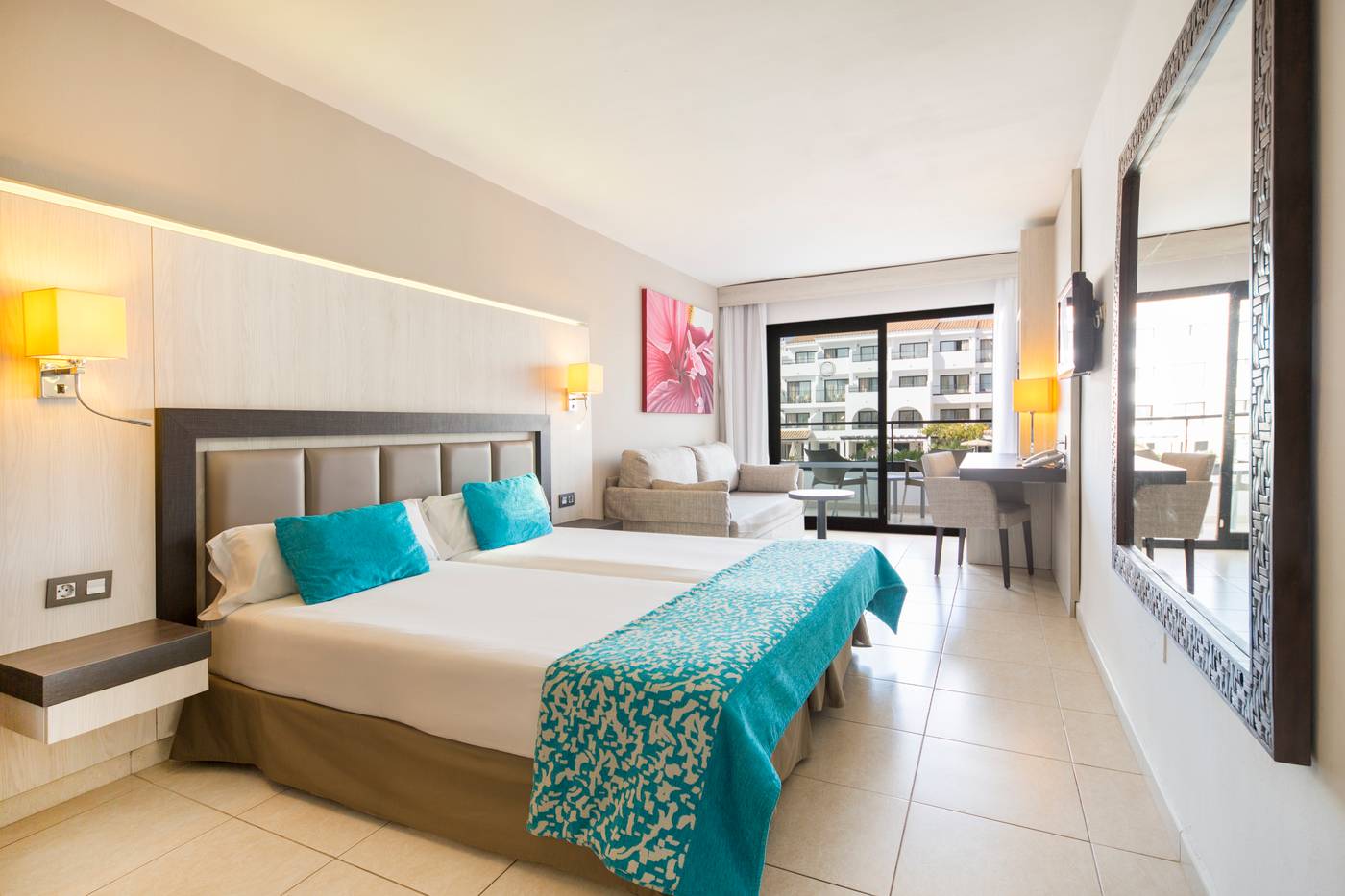 Club-Bahamas-Ibiza-Room-18