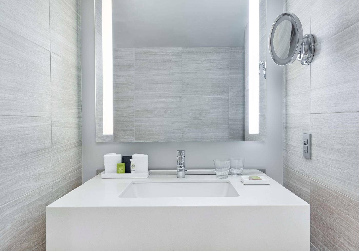 Millennium-Hilton-New-York-One-UN-Plaza-Room-78