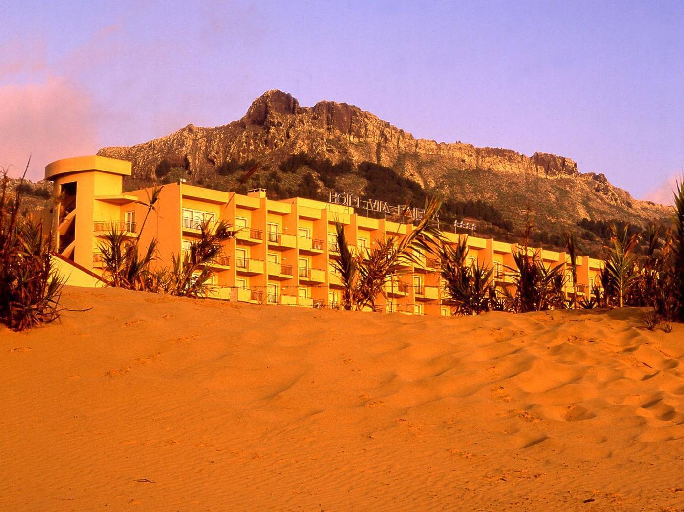 Vila-Baleira-Porto-Santo-Beach-11