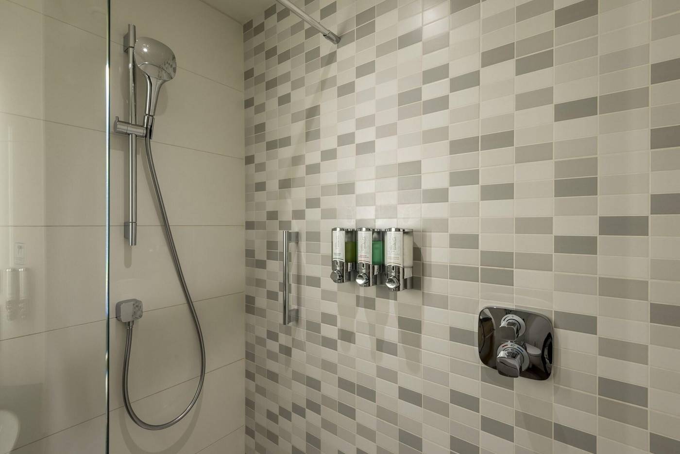 Hampton-Inn-Berlin-City-Centre-Alexanderplatz-Room-32