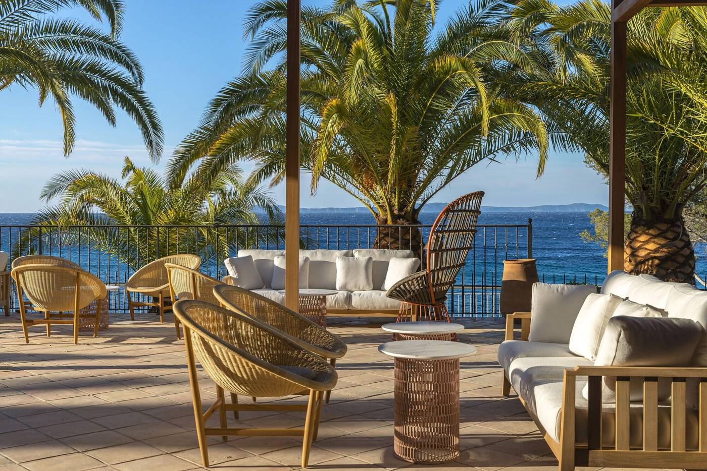 Hotel-Le-Bailli-de-Suffren-Terrace-6