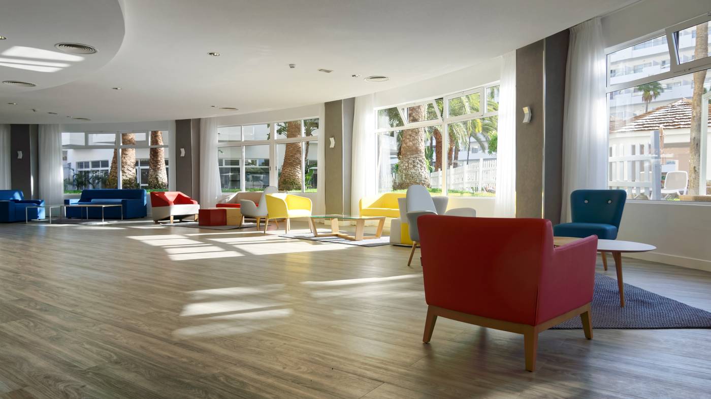 Servatur-Waikiki-Lobby-59