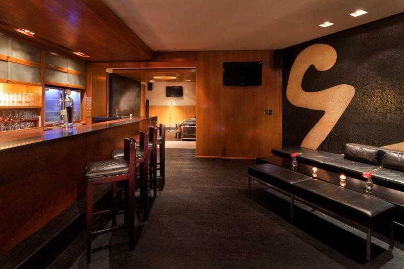 Jumeirah-Emirates-Towers-Bar-90