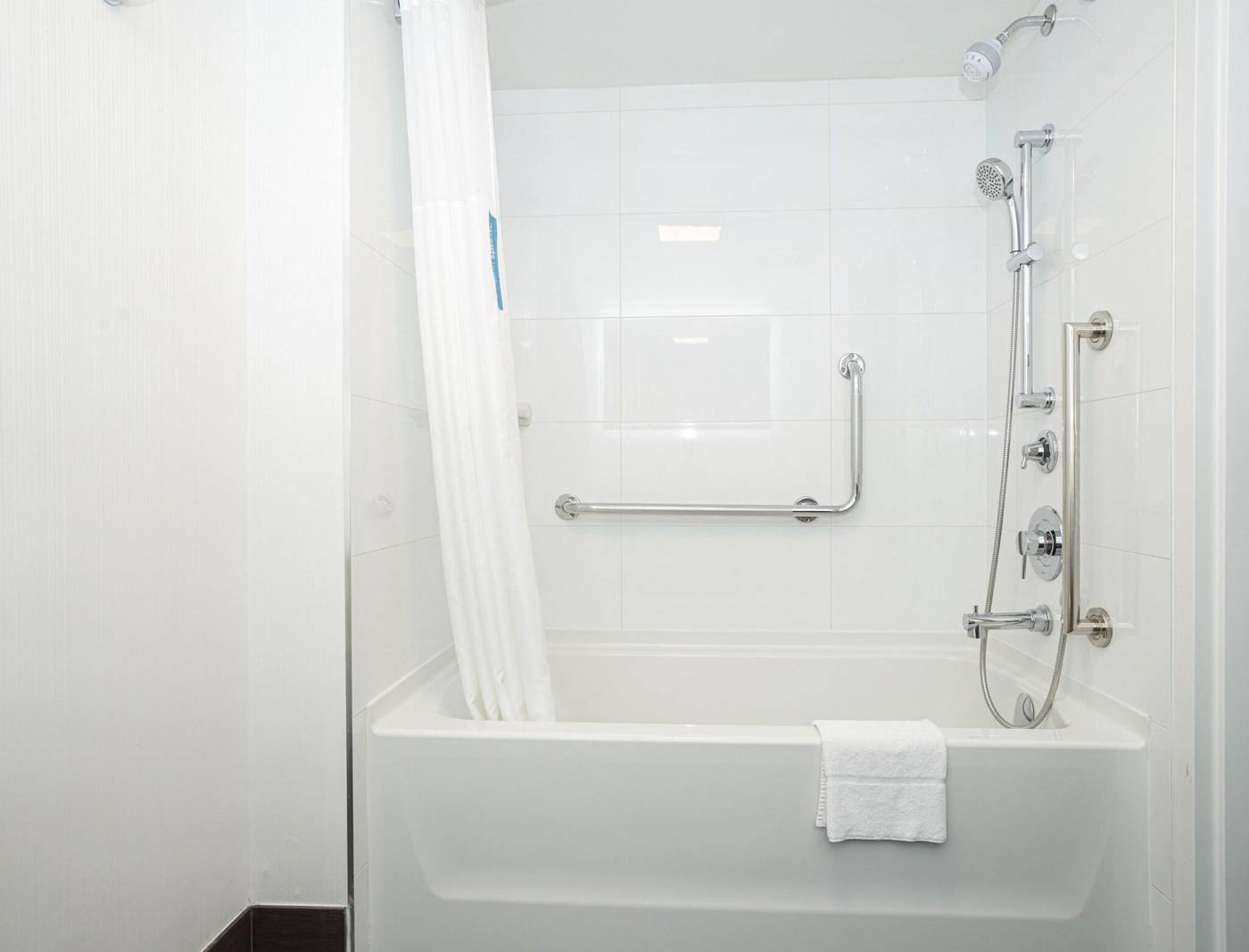 Hampton-Inn---Suites-By-Hilton-Vancouver-Downtown-Room-39