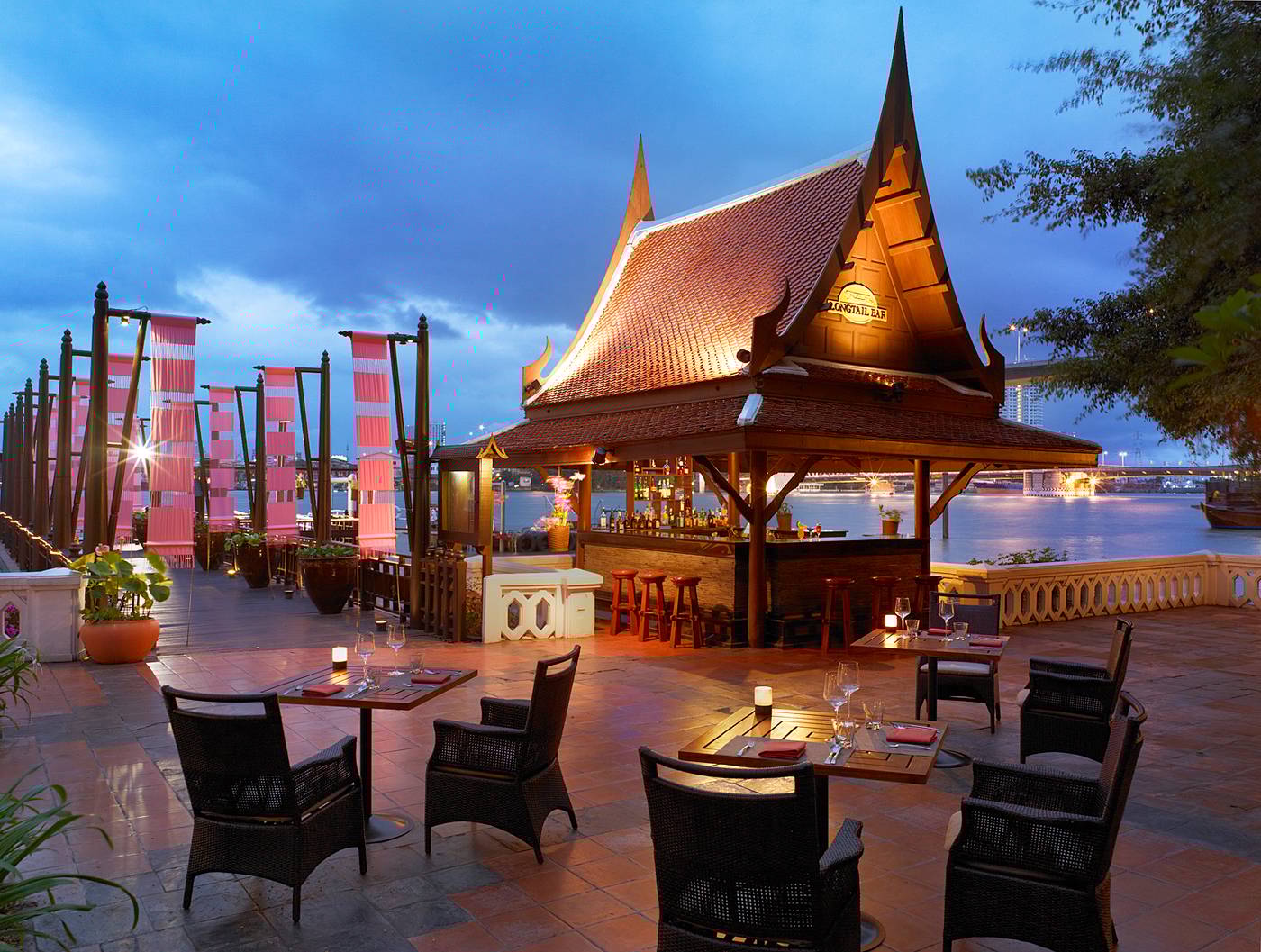 Anantara-Riverside-Bangkok-Bar-36