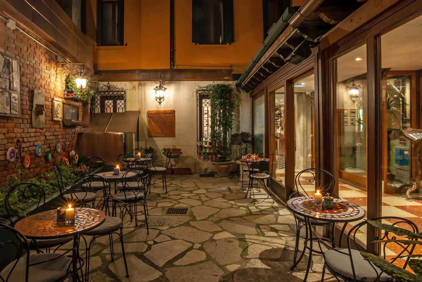 La-Fenice-et-des-Artistes-Terrace-8