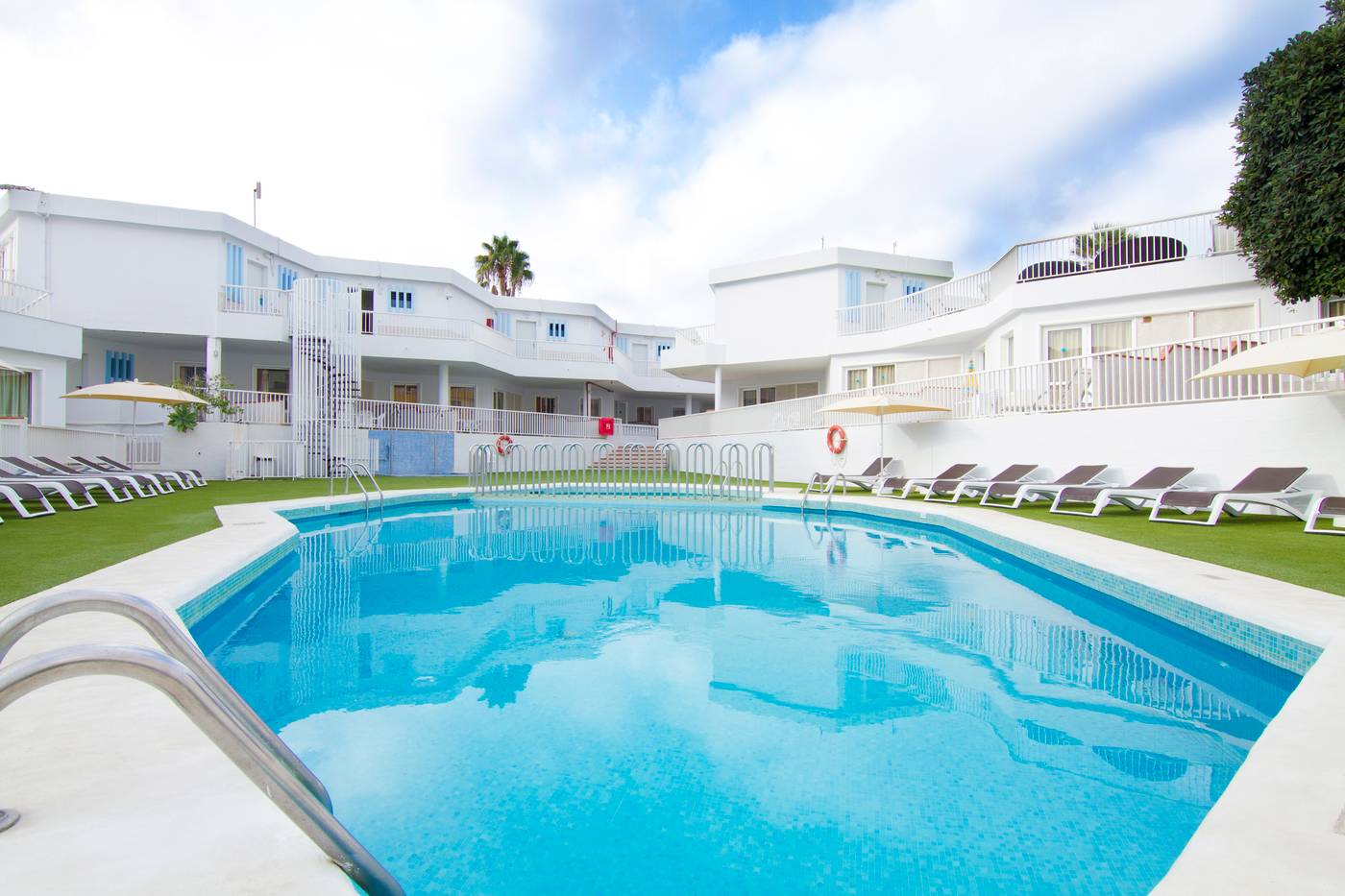 Checkin-Bungalows-Atlantida-Pool-2