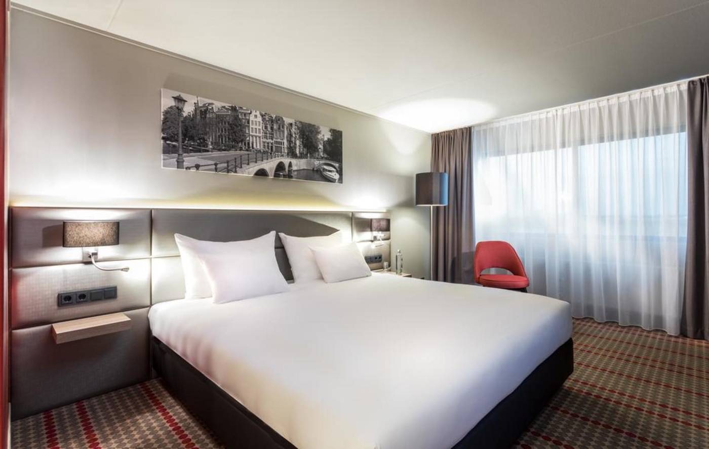 Ramada-by-Wyndham-Amsterdam-Airport-Schiphol-Room-24
