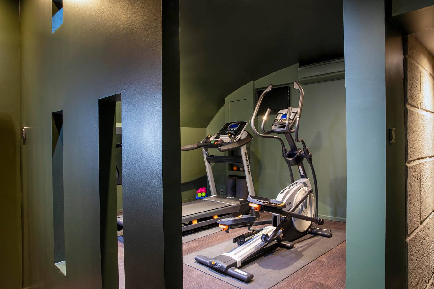 Hotel-Elysees-Regencia-Sports-and-Entertainment-62