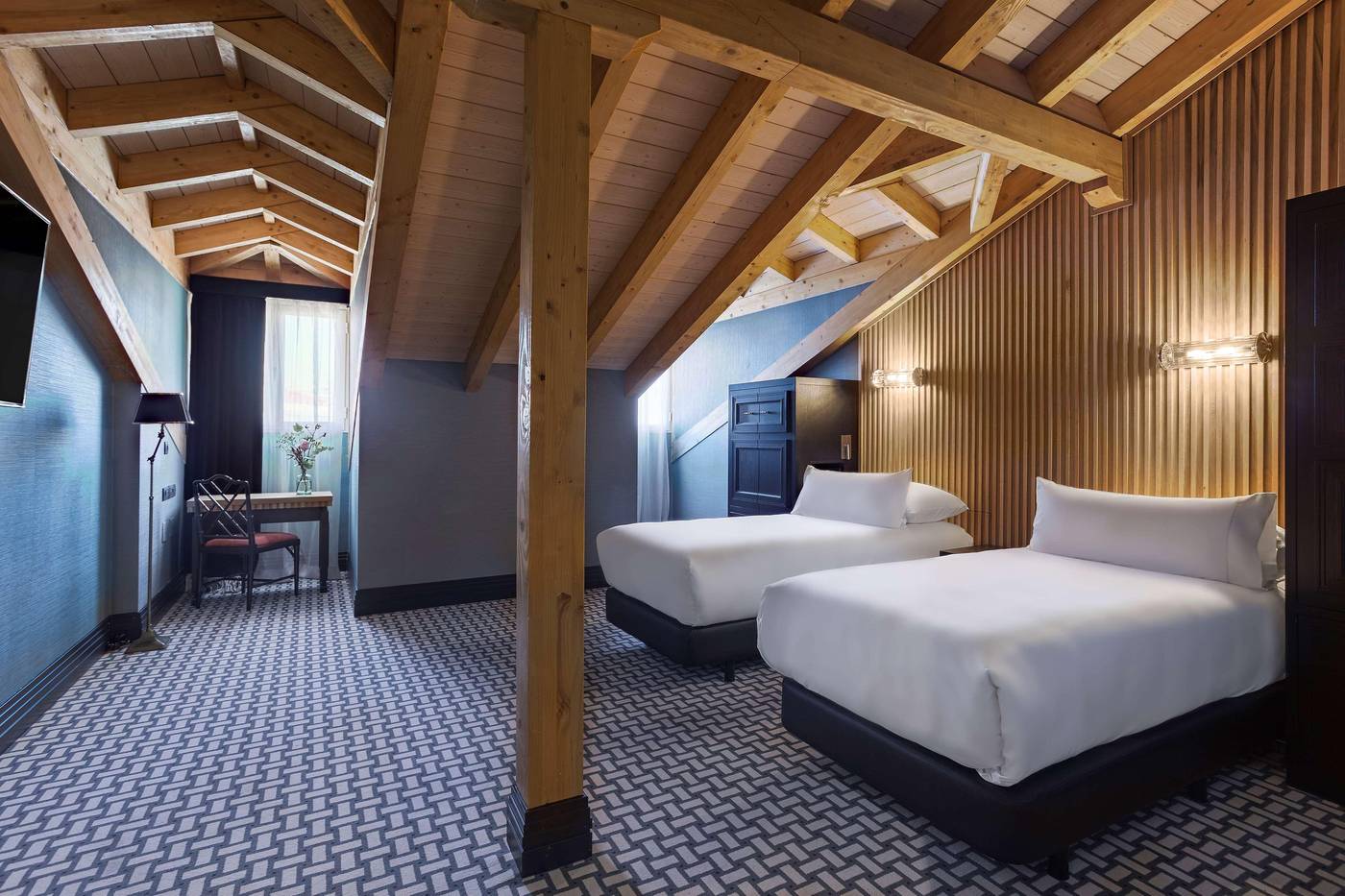 Room-Mate-Alba-Room-22