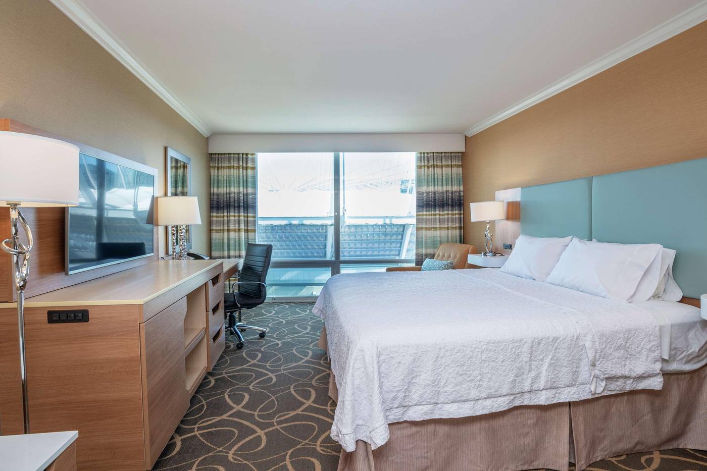 Hampton-Inn---Suites-By-Hilton-Vancouver-Downtown-Room-23