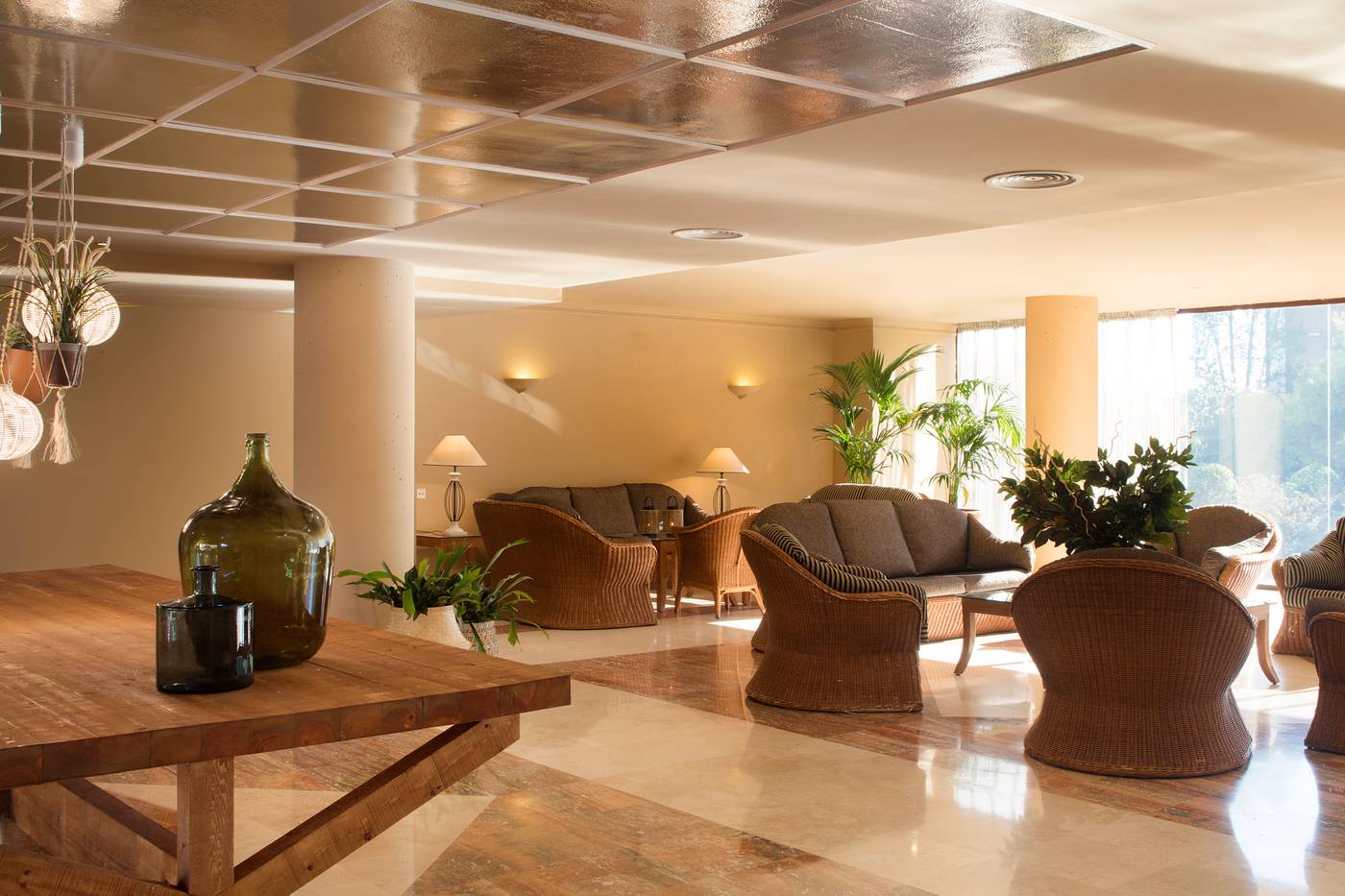 Luna-Club-Lobby-40