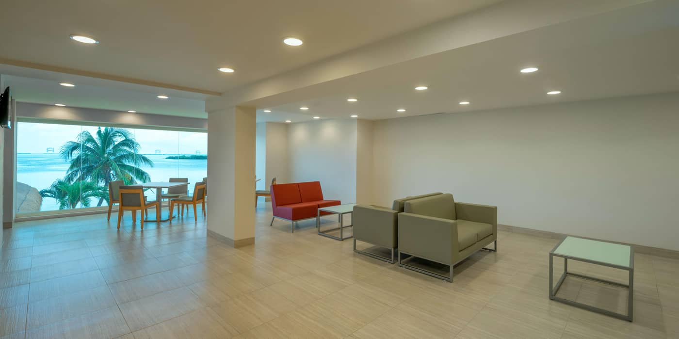 Real-Inn-Cancun-Lobby-63
